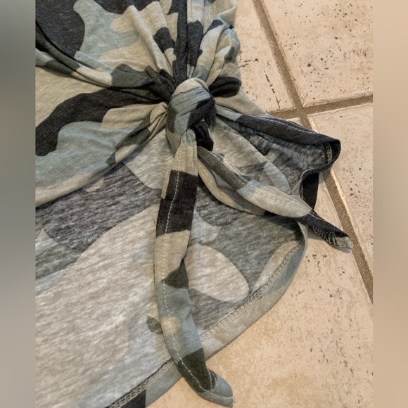 💜 Maurices Size 2 Camo USA Graphic Tie-Front Tank Top - Picture 2 of 6